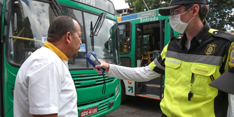 Blitz da Lei Seca aborda motoristas de ônibus na Estação da Lapa
