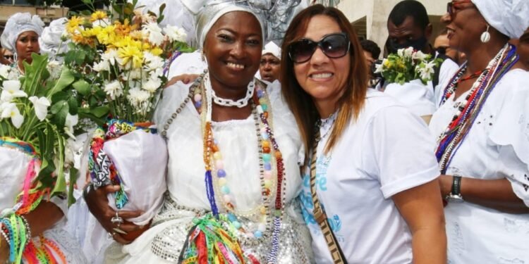 Secretária Roberta Santana reafirma necessidade de intensificar vacinação Covid no verão e destaca diálogo com o Ministério da Saúde