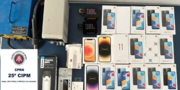 Dezessete celulares e outros eletrônicos são apreendidos minutos após roubo em estabelecimento