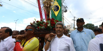 Jerônimo participa de procissão marítima da imagem do Senhor do Bonfim