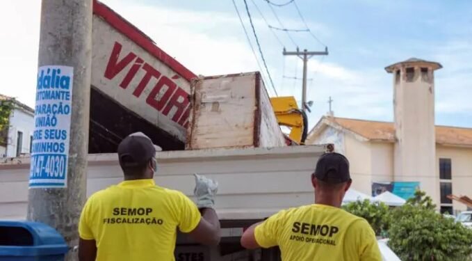 Prefeitura faz operação para a retirada de sucatas da Praia do Rio Vermelho