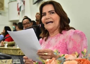 Feira de Santana: presidente da Câmara exonera cargos e benefícios