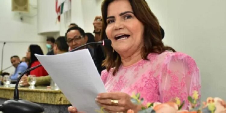 Feira de Santana: presidente da Câmara exonera cargos e benefícios