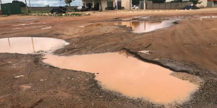 Moradores de distrito denunciam abandono da Prefeitura