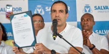 Prefeito assina ordem de serviço para obras de colônia de pescadores do Rio Vermelho