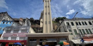 Quinze pessoas são resgatadas após problema na cabine do Elevador Lacerda