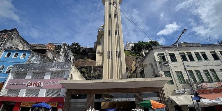 Quinze pessoas são resgatadas após problema na cabine do Elevador Lacerda