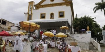 Baianos e turistas vão à Igreja São Lázaro na primeira segunda do ano