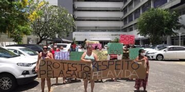 Grupo protesta contra espera por cirurgia devido à falta de anestesistas no Hospital Robertos Santos