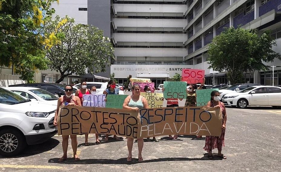 Grupo protesta contra espera por cirurgia devido à falta de anestesistas no Hospital Robertos Santos