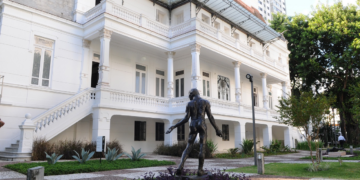 Agenda cultural do Palacete das Artes tem atividades para crianças, abertura de exposição, yoga e show de Carlos Pitta e Aderbal Duarte