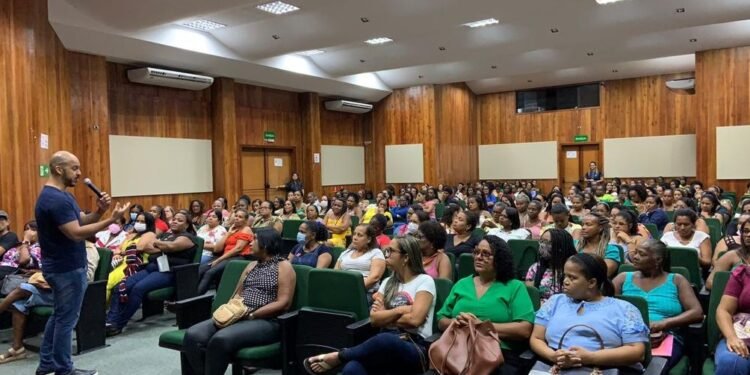 Merendeiras da rede municipal recebem treinamento sobre boas práticas da alimentação, qualidade e trabalho seguro