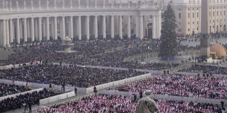 Funeral de Bento XVI termina com elogio de papa e pedidos de santificação