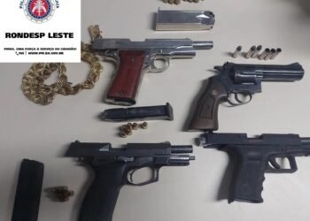 Rondesp Leste intercepta quarteto com pistolas, revólveres e carro roubado