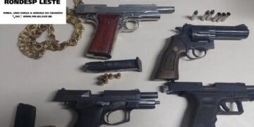 Rondesp Leste intercepta quarteto com pistolas, revólveres e carro roubado