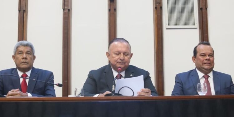 Adolfo Menezes diz que atos de vandalismo em Brasília são de responsabilidade do governador Ibaneis Rocha