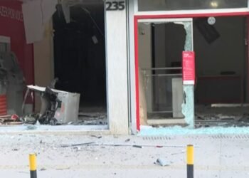 Bandidos arrombam e explodem caixa eletrônico em banco de Simões Filho