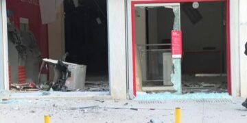 Bandidos arrombam e explodem caixa eletrônico em banco de Simões Filho