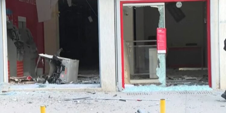 Bandidos arrombam e explodem caixa eletrônico em banco de Simões Filho