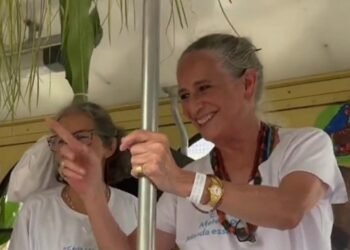 Maria Bethânia participa da lavagem de Santo Amaro da Purificação