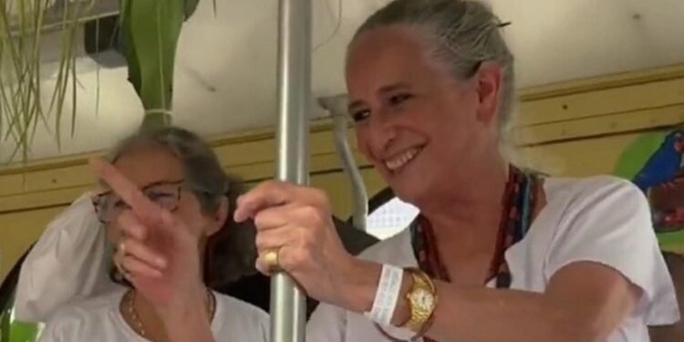 Maria Bethânia participa da lavagem de Santo Amaro da Purificação