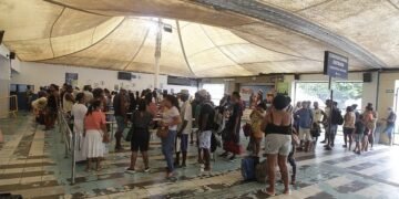 Trabalhadores fazem protesto e impedem saídas do ferry em Salvador