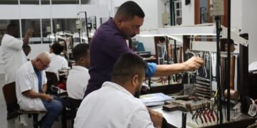 Alunos aprendem a arte de confeccionar joias em curso de Joalheria Básica