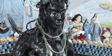 Escultura de Iemanjá negra marca centenário da entrega do presente à Rainha do Mar