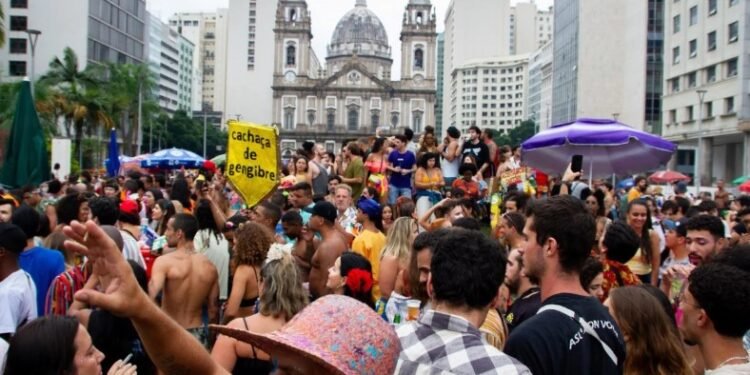 Prefeitura irá multar foliões que urinarem nas ruas no Carnaval