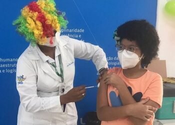 Aplicação de 1ª dose contra covid para crianças é suspensa por falta de imunizantes