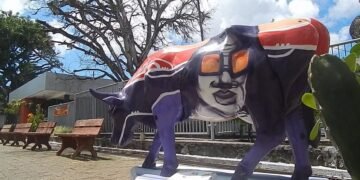 Metrô de Salvador recebe escultura que homenageia a lendária Mulher de Roxo