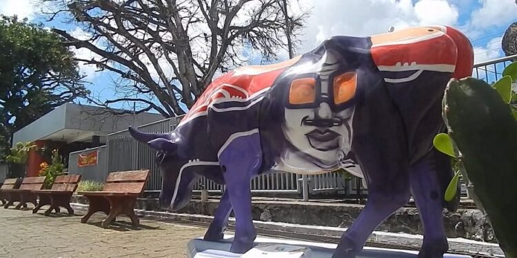 Metrô de Salvador recebe escultura que homenageia a lendária Mulher de Roxo