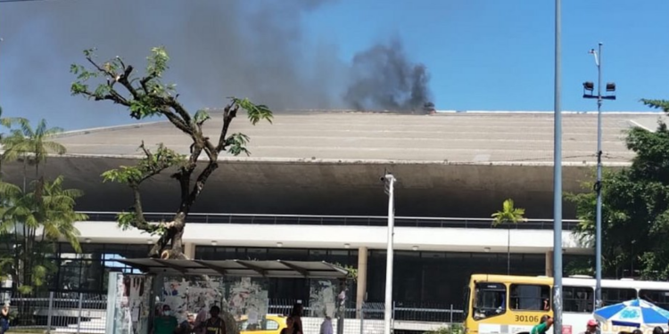 Incêndio atinge teto do Teatro Castro Alves, em Salvador