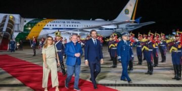 Lula chega à Argentina em primeira viagem internacional desde que assumiu o novo mandato