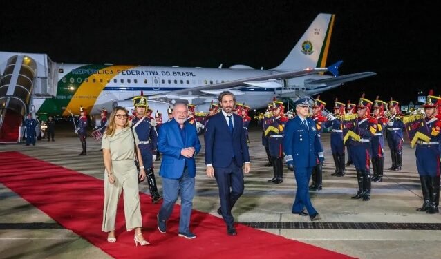 Lula chega à Argentina em primeira viagem internacional desde que assumiu o novo mandato