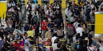 Queda de energia cancela voos em aeroporto das Filipinas e causa aglomeração no salão principal