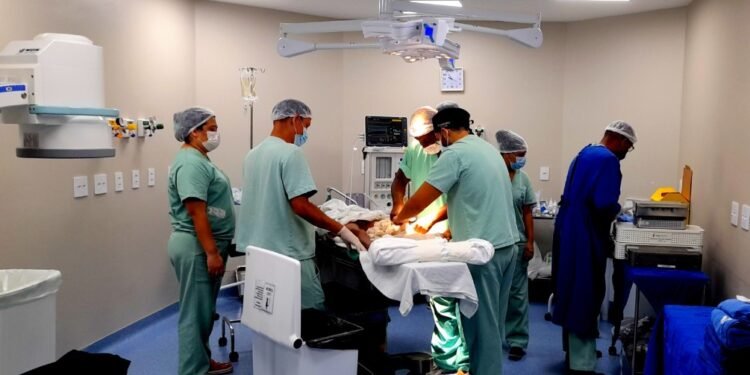 Aos 9 anos, e após sofrer nove fraturas, criança faz cirurgia histórica no Hospital Materno-Infantil