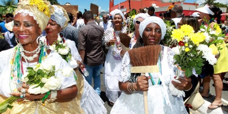 Baianas lavam escadaria em retorno da Lavagem de Itapuã