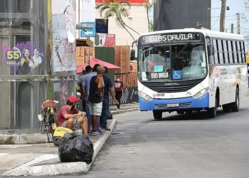 Rodoviários de ônibus metropolitanos fazem paralisação