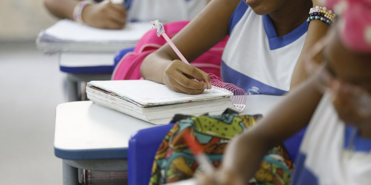 Com 135 mil alunos matriculados e 421 unidades de ensino, Salvador volta às aulas