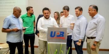 Córdélia Torres, prefeita de Eunápolis, participa de reunião da UPB para discutir a educação