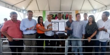 Governador entrega nova delegacia e colégio de tempo integral