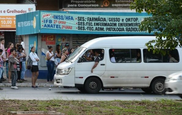 Em meio à paralisação, vans farão reforço no transporte em Lauro de Freitas nesta quarta
