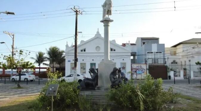 Monumento a Cristóvão Colombo volta ao Rio Vermelho após recuperação