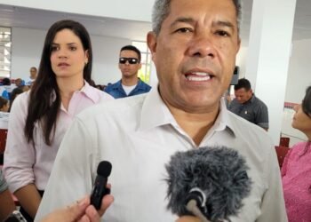 Jerônimo participa de aula inaugural em Amélia Rodrigues