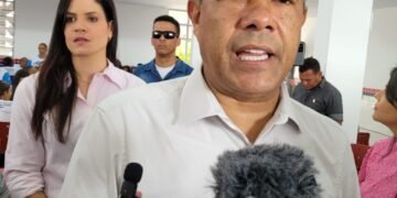 Jerônimo participa de aula inaugural em Amélia Rodrigues