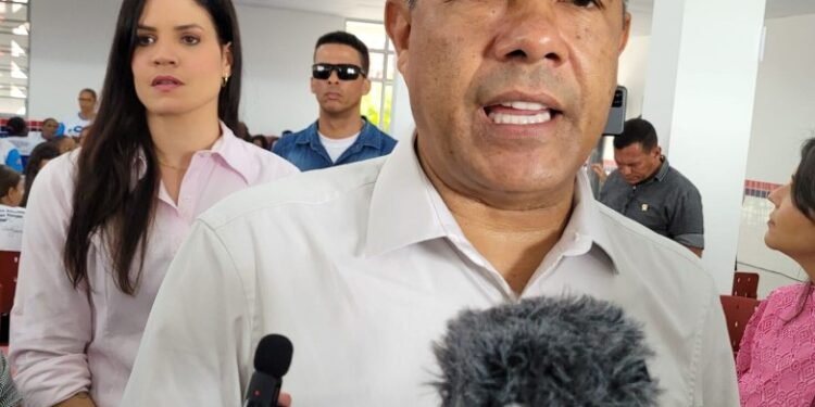 Jerônimo participa de aula inaugural em Amélia Rodrigues