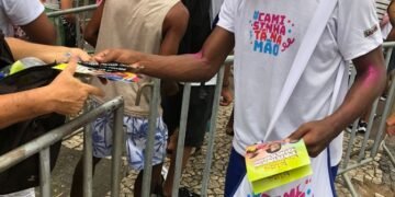 Campanha Camisinha tá na Mão distribui 1 milhão de preservativos no Carnaval de Salvador
