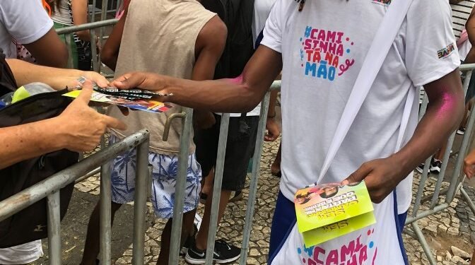 Campanha Camisinha tá na Mão distribui 1 milhão de preservativos no Carnaval de Salvador