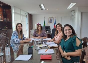 Adolfo Menezes, ao lado do governador Jerônimo Rodrigues, lança “Saúde Mais Perto”